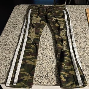 NWOT Buckle Black Destructed Skinny